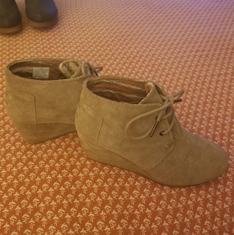 Tom's wedge booties